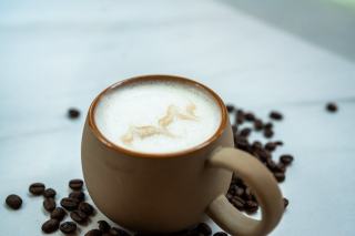 Caféine et perte de cheveux : la caféine aide-t-elle vraiment ?