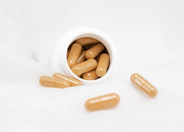Vitamines, minéraux et chute de cheveux : le point sur les carences Vitamines, minéraux et chute de cheveux : le point sur les carences